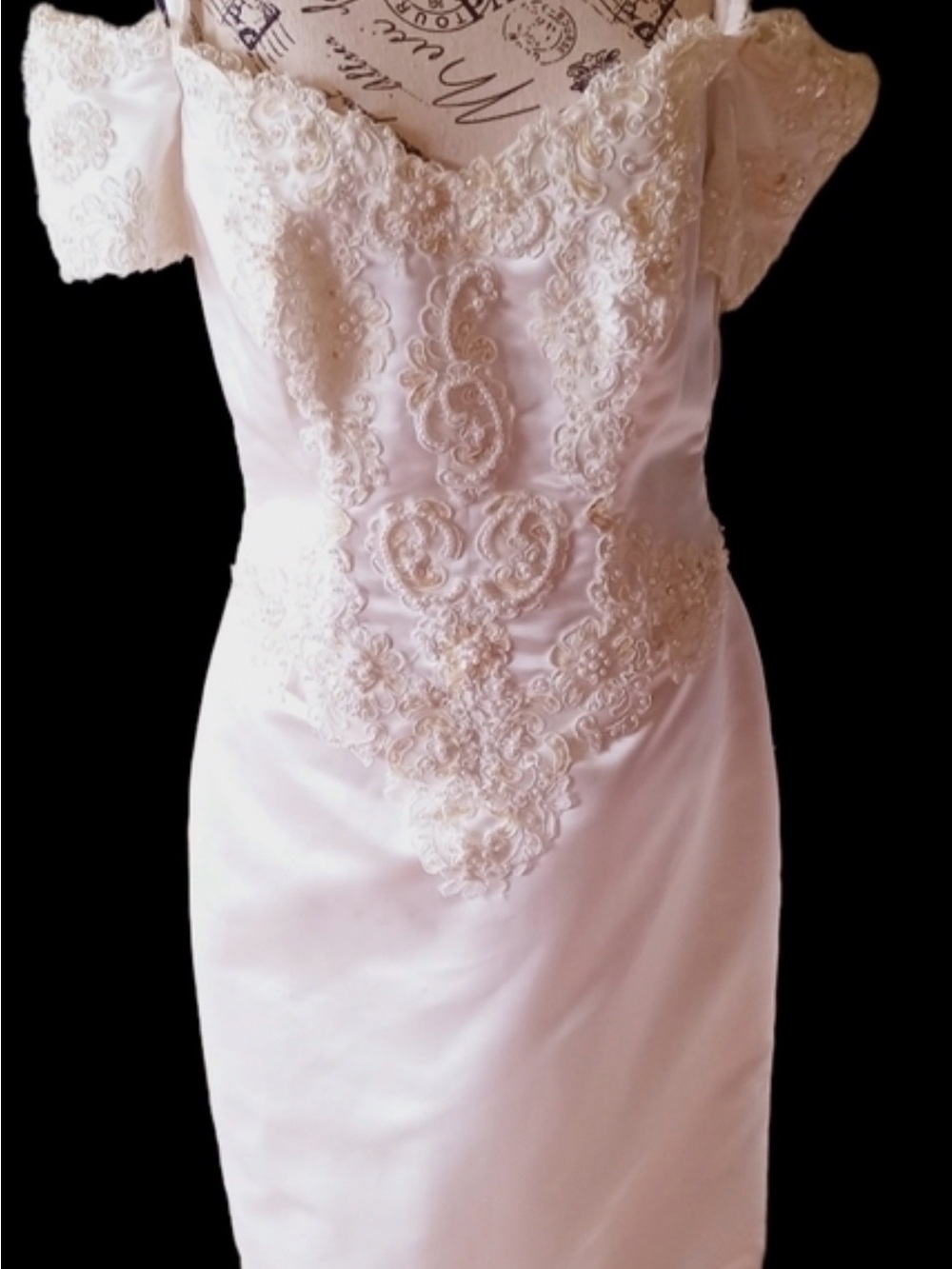 Elegant Off-Shoulder White Lace Appliqué Wedding Dress